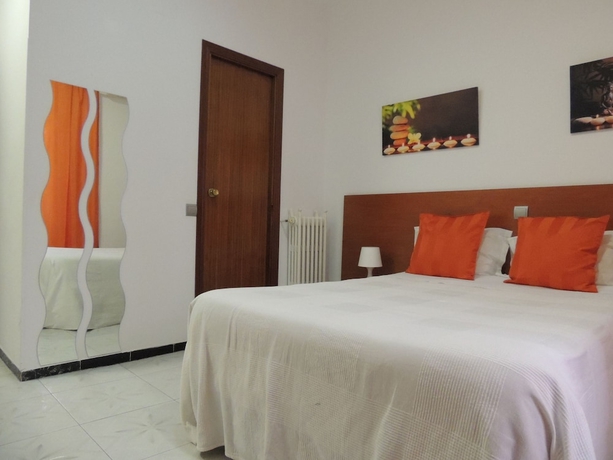 Imagen de la habitación del Hostal Cervantes, Madrid. Foto 12