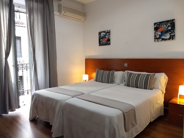 Imagen de la habitación del Hostal Cervantes, Madrid. Foto 17