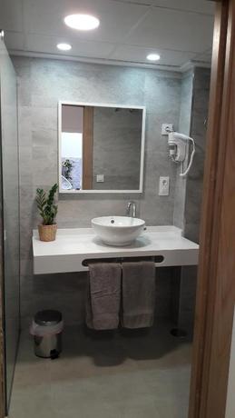 Imagen de la habitación del Hostal Cervantes Playa. Foto 7