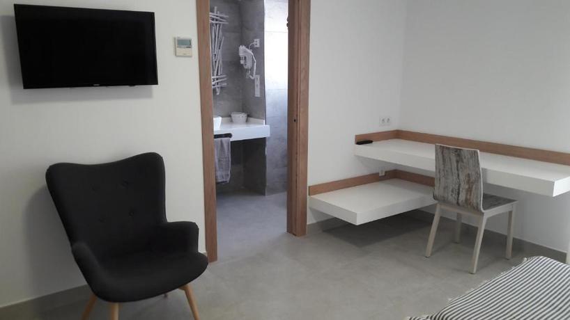 Imagen de la habitación del Hostal Cervantes Playa. Foto 11