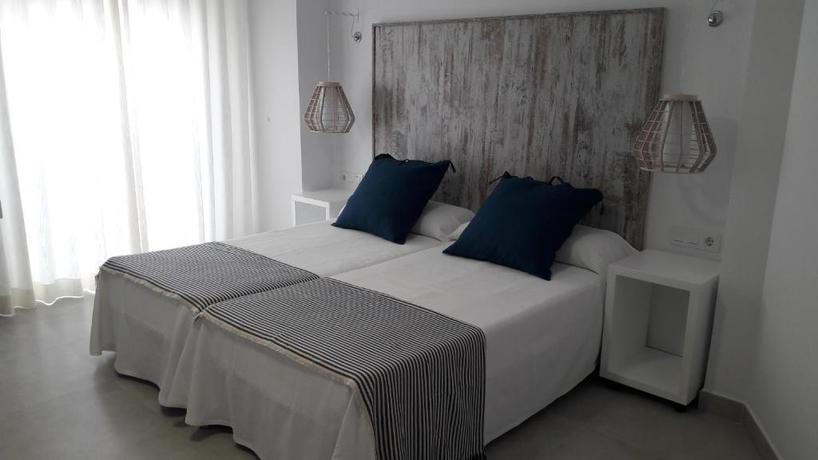 Imagen de la habitación del Hostal Cervantes Playa. Foto 12