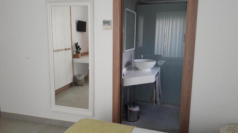 Imagen de la habitación del Hostal Cervantes Playa. Foto 13