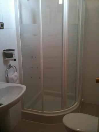 Imagen de la habitación del Hostal Cervantes, Valdemoro. Foto 2