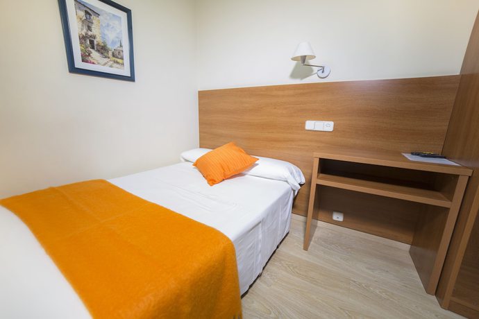 Imagen de la habitación del Hostal Ciudad Condal. Foto 4
