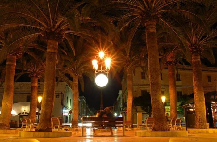 Imagen de los exteriores del Hostal Ciutadella, Ciudadela. Foto 11