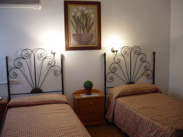 Imagen de la habitación del Hostal Colón, Antequera. Foto 7