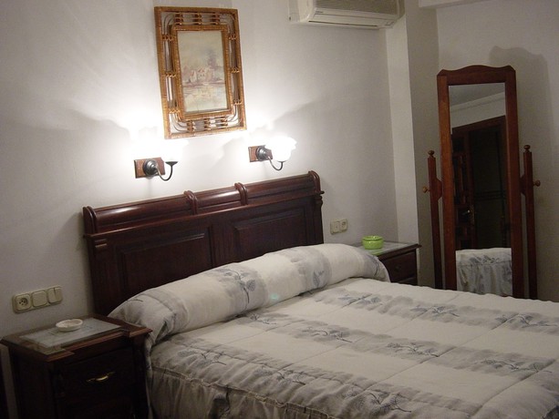 Imagen de la habitación del Hostal Colón, Antequera. Foto 8