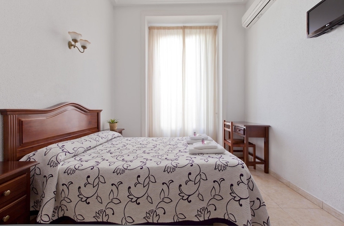 Imagen de la habitación del Hostal Condestable, Malasaña. Foto 3