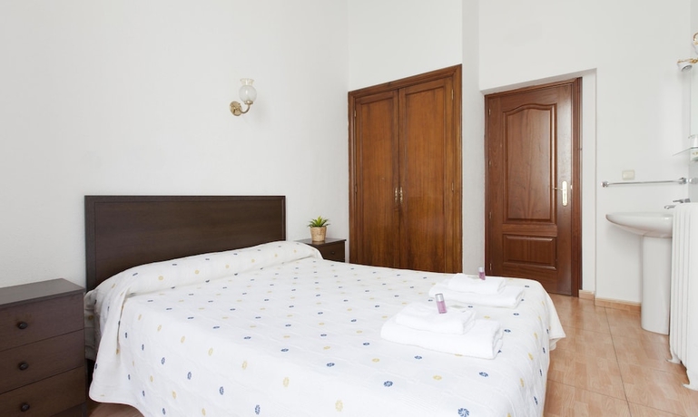 Imagen de la habitación del Hostal Condestable, Malasaña. Foto 15