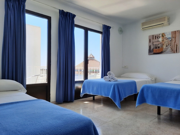 Imagen de la habitación del Hostal Costa Ibiza. Foto 12