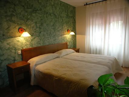 Imagen de la habitación del Hostal Covadonga, Cangas de On&iacute;s. Foto 5
