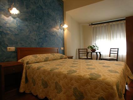 Imagen de la habitación del Hostal Covadonga, Cangas de On&iacute;s. Foto 6