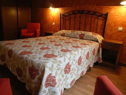 Imagen de la habitación del Hostal Covadonga, Cangas de On&iacute;s. Foto 7