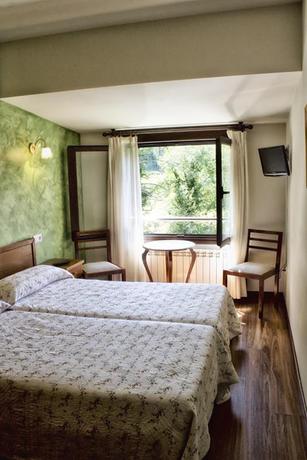 Imagen de la habitación del Hostal Covadonga, Cangas de On&iacute;s. Foto 9