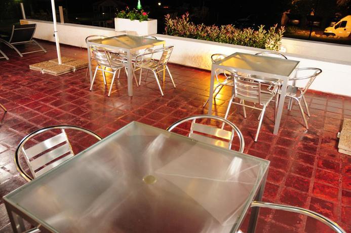 Imagen de los exteriores del Hostal DE LA COSTA, VILLA CARLOS PAZ. Foto 7