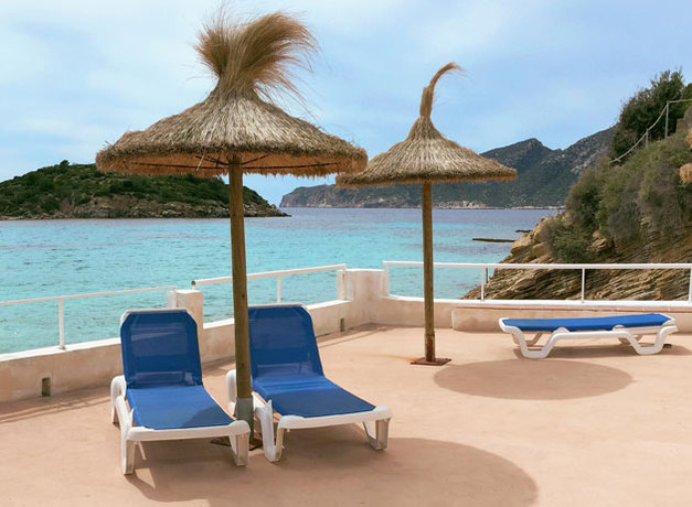 Imagen de los exteriores del Hostal DRAGONERA. Foto 4