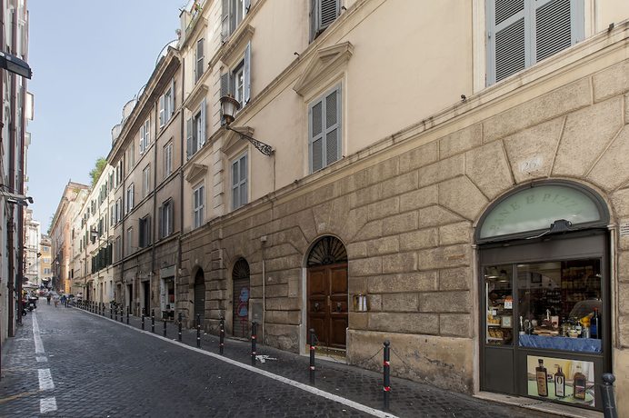 Imagen de los exteriores del Hostal Daphne Luxury Suites. Foto 12