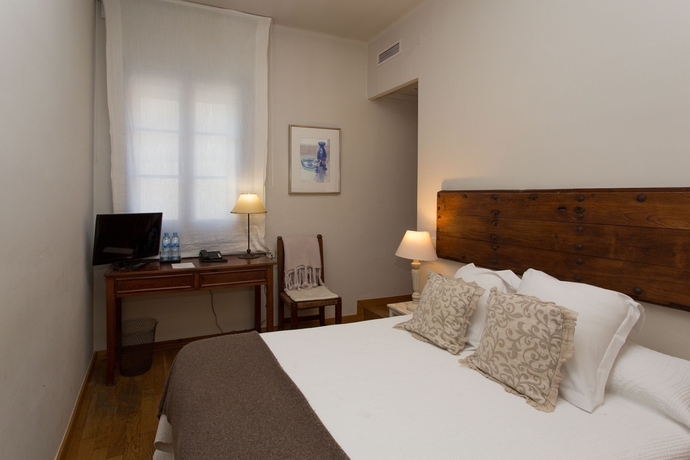 Imagen de la habitación del Hostal De La Plaça. Foto 12