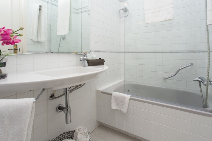 Imagen de la habitación del Hostal De La Plaça. Foto 13