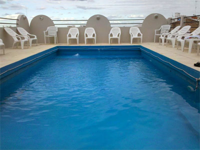 Imagen de la piscina del Hostal Del Sol, Termas de R&iacute;o Hondo. Foto 7