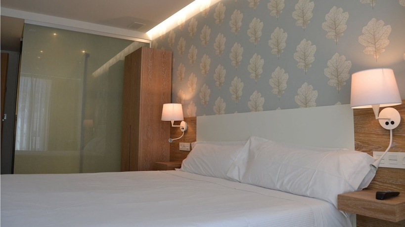 Imagen de la habitación del Hostal Deniké Hostal Grupo Atalaia. Foto 7