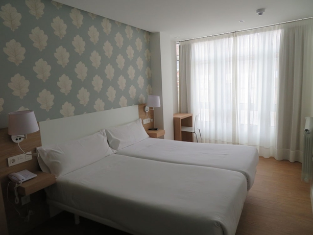 Imagen de la habitación del Hostal Deniké Hostal Grupo Atalaia. Foto 9