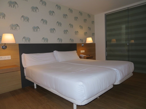 Imagen de la habitación del Hostal Deniké Hostal Grupo Atalaia. Foto 12