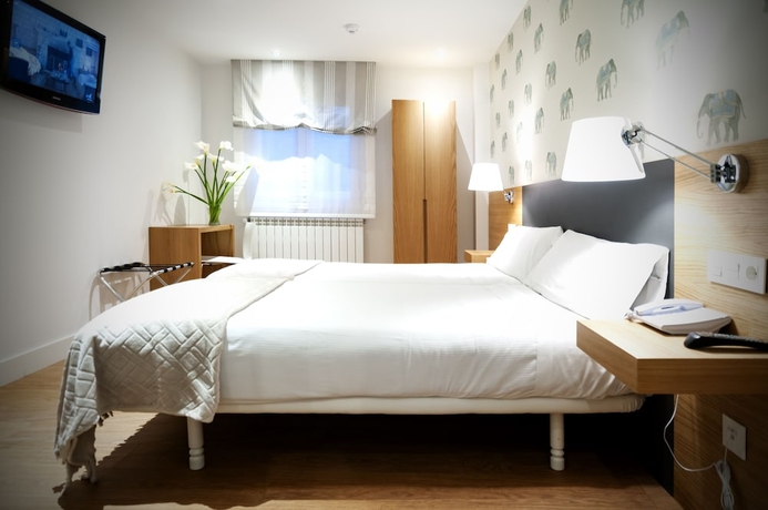 Imagen de la habitación del Hostal Deniké Hostal Grupo Atalaia. Foto 14