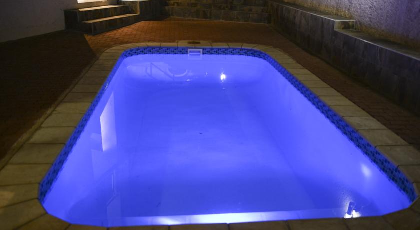 Imagen de la piscina del Hostal Discovery Guest House. Foto 10