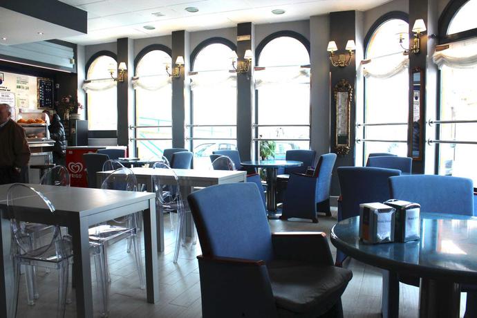 Imagen de los exteriores del Hostal Docar. Foto 7