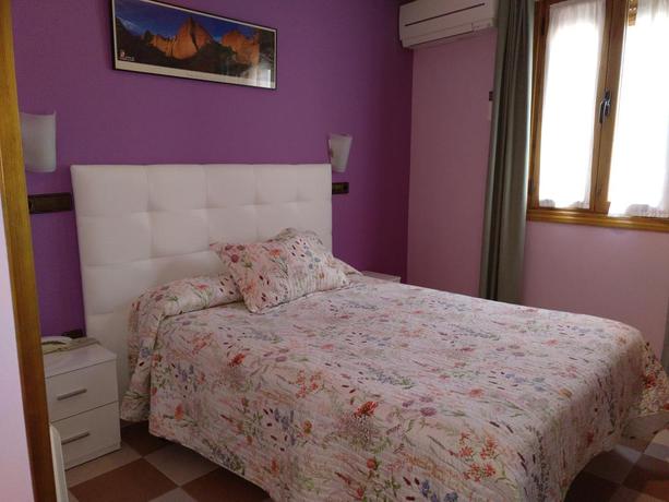 Imagen de la habitación del Hostal Don Jaime II. Foto 11