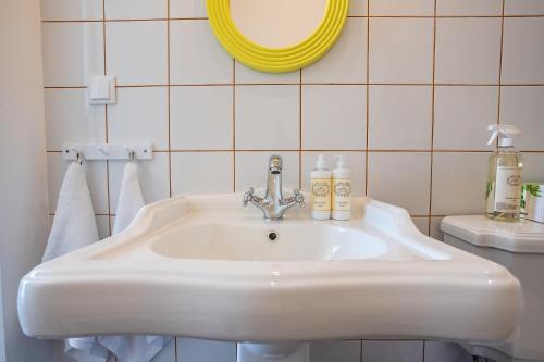 Imagen de la habitación del Hostal Dona Simone Boutique Suites and Studios - by @ rita's place. Foto 13