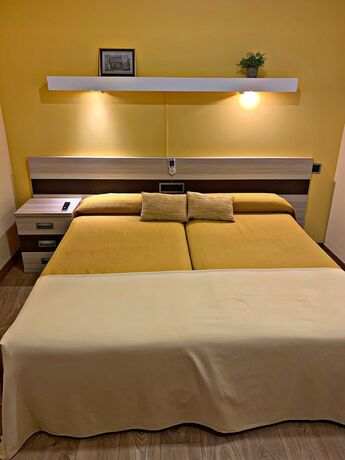 Imagen de la habitación del Hostal Doña Juana. Foto 15