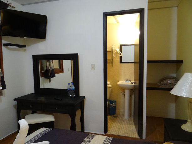 Imagen de los exteriores del Hostal Dos Lunas. Foto 15