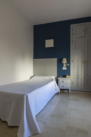 Imagen de la habitación del Hostal Drago, Sotogrande. Foto 9