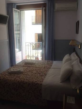 Imagen de la habitación del Hostal Dulcinea, Barrio de las Letras. Foto 2