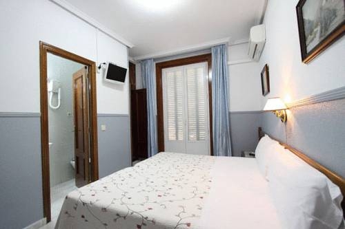 Imagen de la habitación del Hostal Dulcinea, Barrio de las Letras. Foto 13