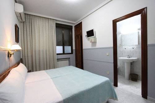 Imagen de la habitación del Hostal Dulcinea, Barrio de las Letras. Foto 14