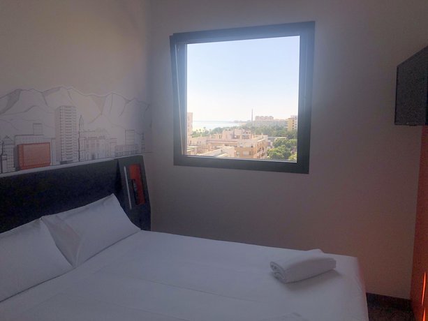 Imagen de la habitación del Hostal Easyhotel Málaga City Centre. Foto 4