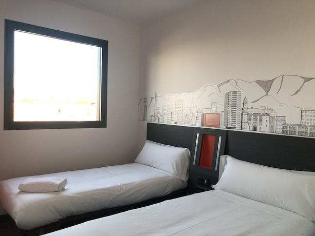 Imagen de la habitación del Hostal Easyhotel Málaga City Centre. Foto 6
