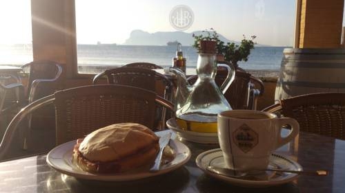 Imagen general del Hostal El Bahía. Foto 15