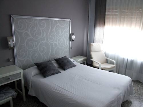 Imagen de la habitación del Hostal El Botero, Monreal del Campo. Foto 3