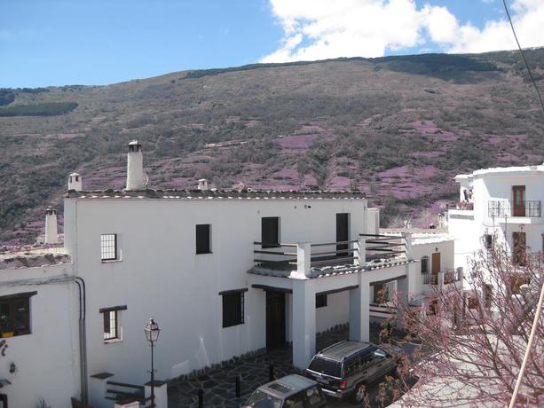 Imagen de los exteriores del Hostal El Cascapeñas de la Alpujarra. Foto 9