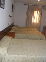 Imagen de la habitación del Hostal El Descanso, Madrid. Foto 4