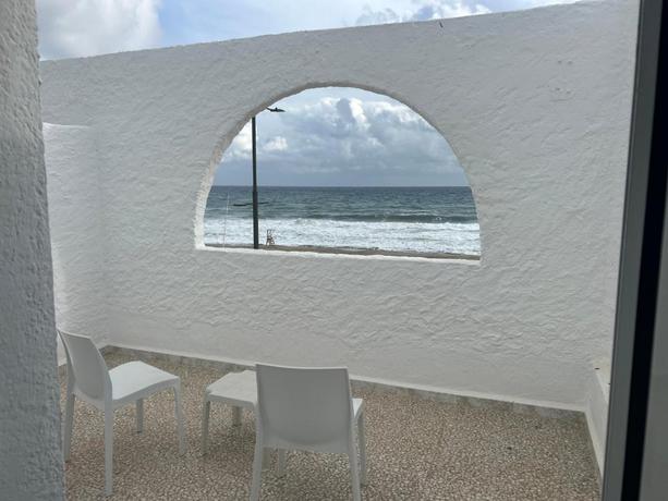 Imagen de los exteriores del Hostal El Flamenco. Foto 7