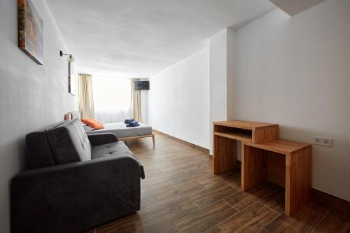 Imagen de la habitación del Hostal El Patio, Alicante. Foto 16