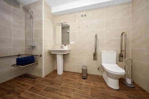 Imagen de la habitación del Hostal El Patio, Alicante. Foto 19