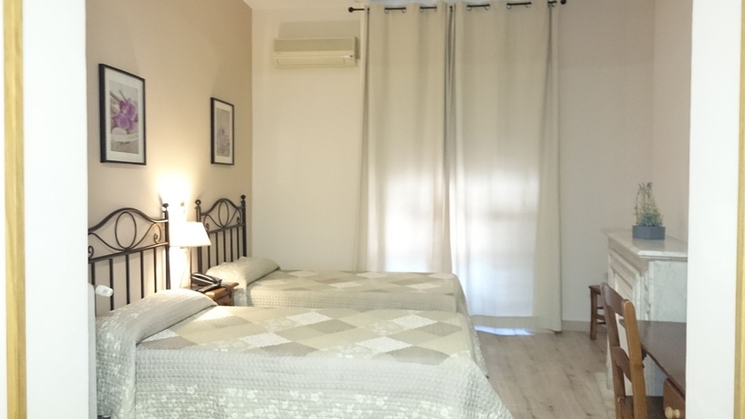 Imagen de la habitación del Hostal El Pilar, Barrio de las Letras. Foto 6