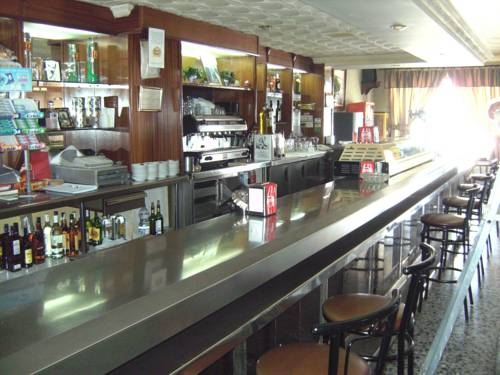 Imagen del bar/restaurante del Hostal El Poligono, Lucena. Foto 2