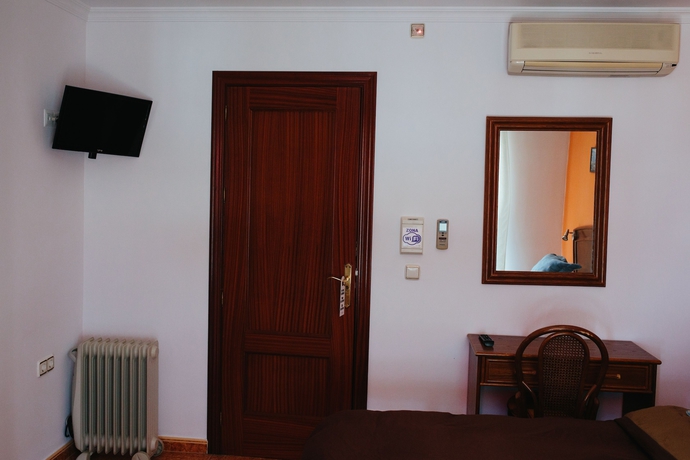 Imagen de la habitación del Hostal El Puerto, Caleta De Vélez. Foto 8